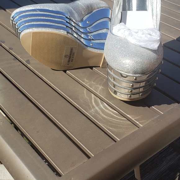 Shoes( both pair included) - Picture 4 of 8